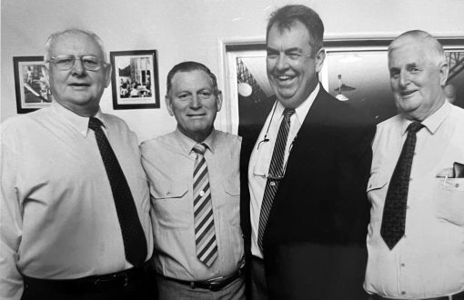 ( L - R )<br /><strong><a href="https://www.australianpolice.com.au/alan-james-kay/" target="_blank" rel="noopener">Alan KAY</a></strong> # 9185, <a href="https://australianpolice.com.au/charles-vincent-parsons/" target="_blank" rel="noopener"><strong>Charlie PARSONS</strong></a> # 7336 ( Region Commander ? ), <strong>Ken BECK</strong> # 9675 ( Commander - Taree ), Supt. <strong>Bob HUISH</strong> # 7406